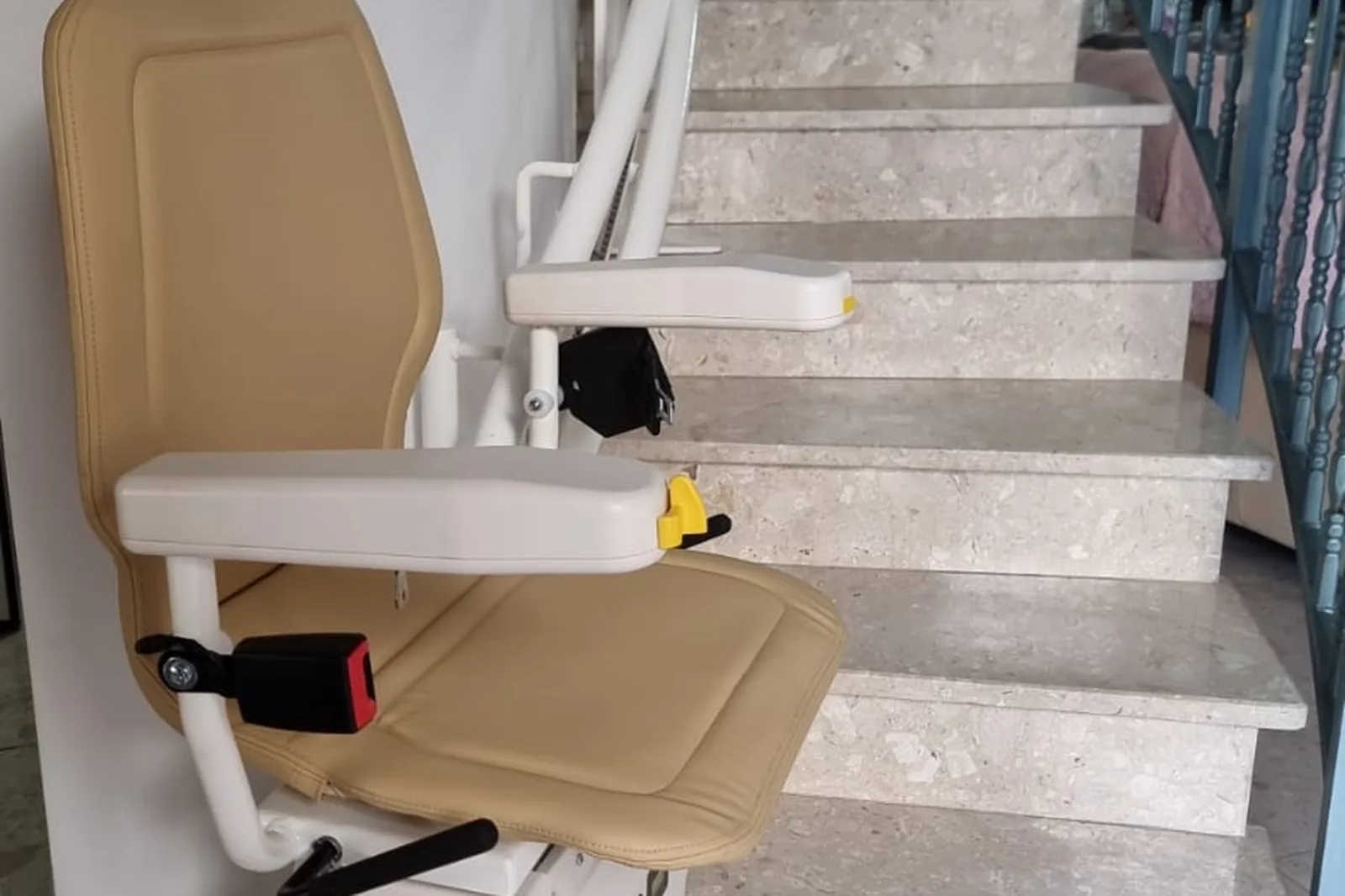 Treppenlift an einer Treppe mit Podest im Wohnhaus