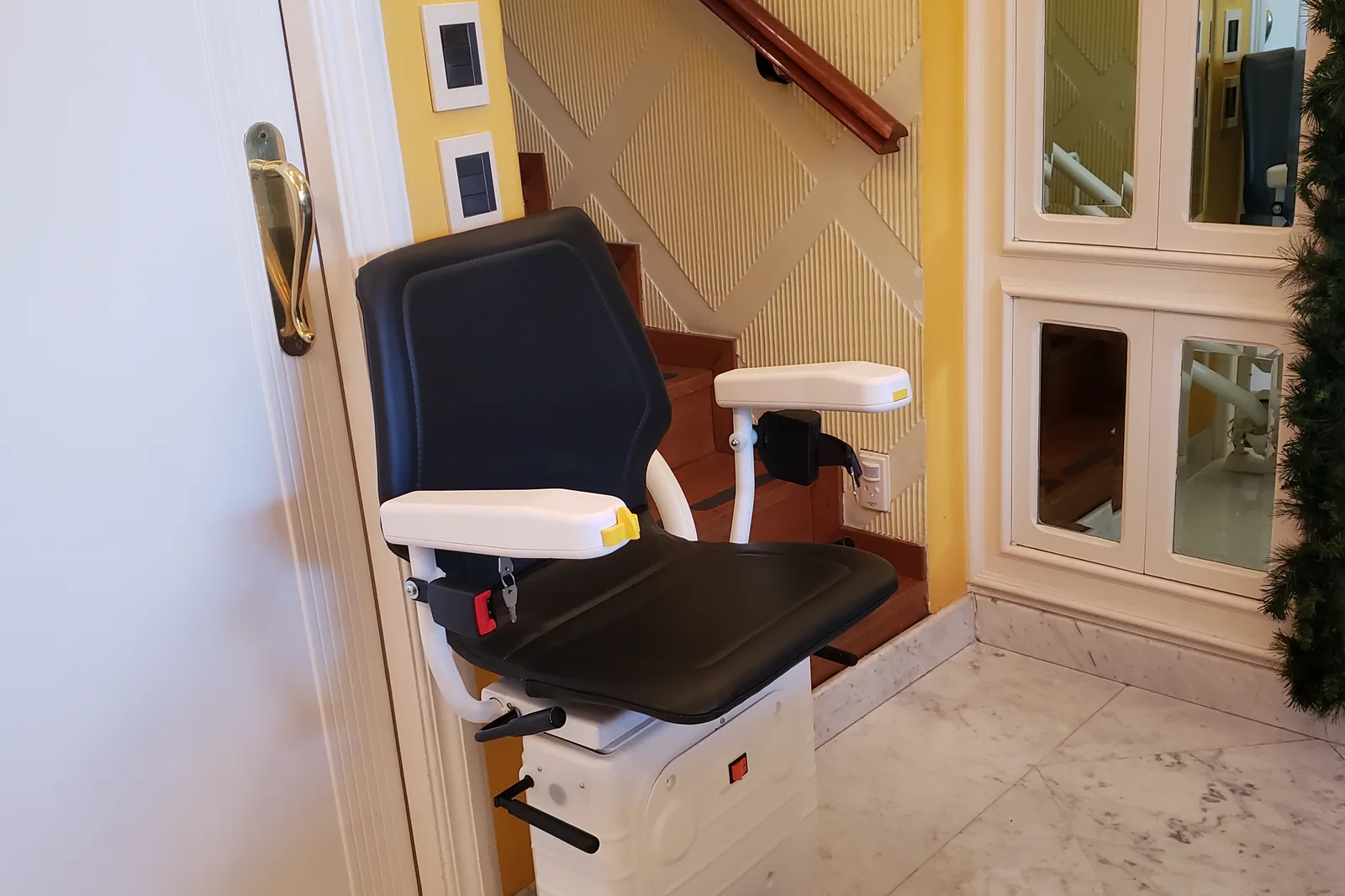 Kurven-Treppenlift an einer Innentreppe im Wohnhaus