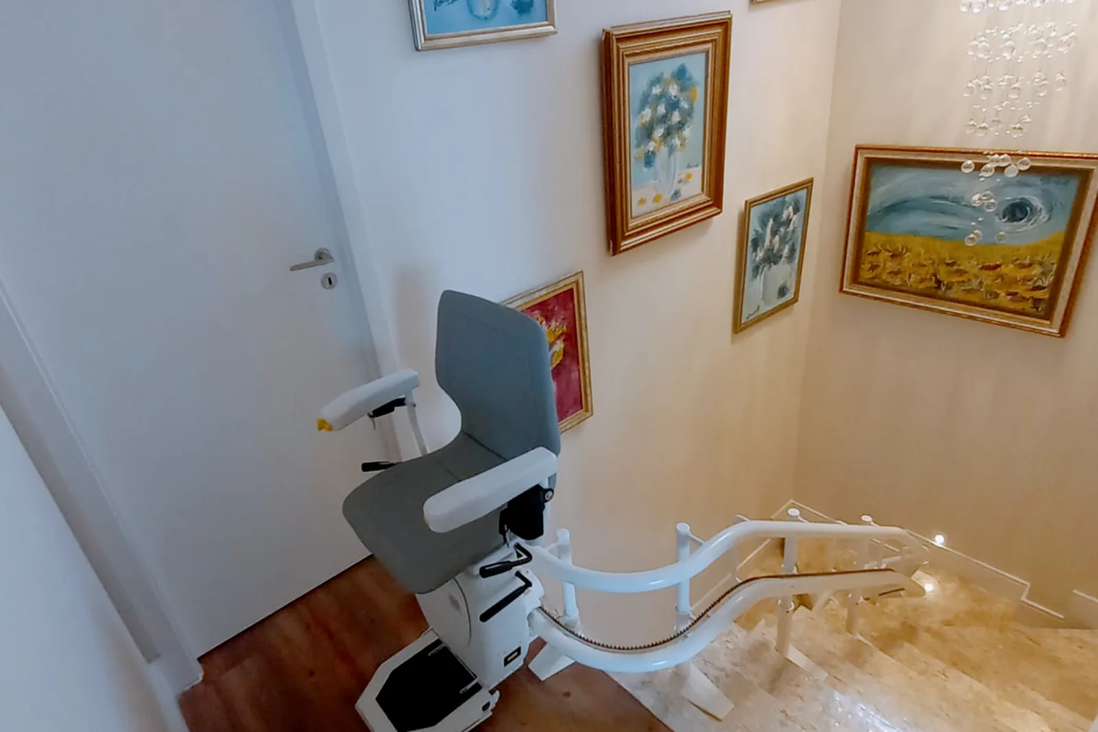 Treppenlift an einer hellen Treppe mit Holzboden