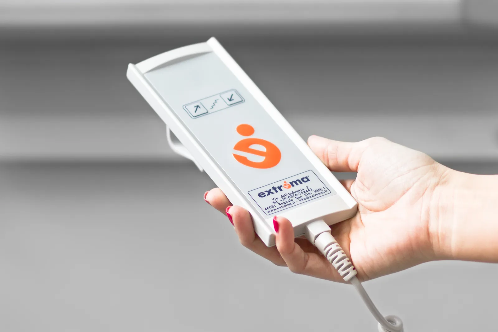 Funkbedienung eines Plattformlifts in der Hand