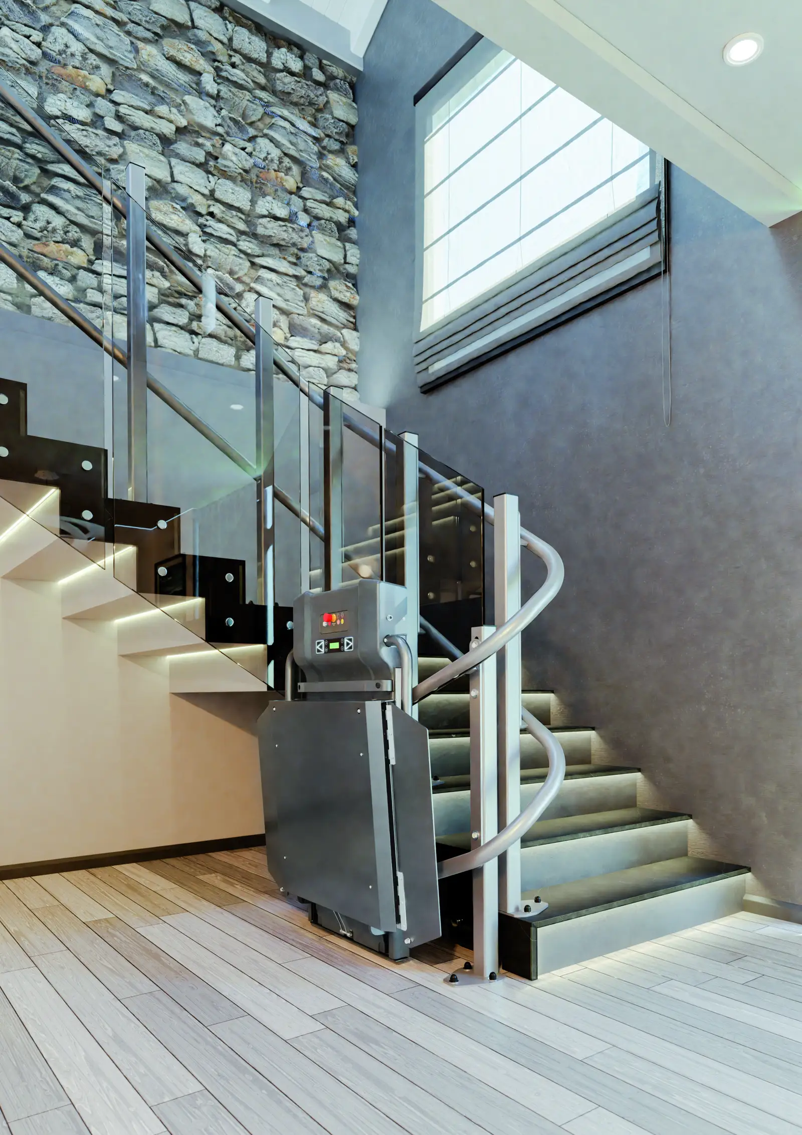 Plattformlift Extrema Slim auf kurviger Treppe im Innenbereich