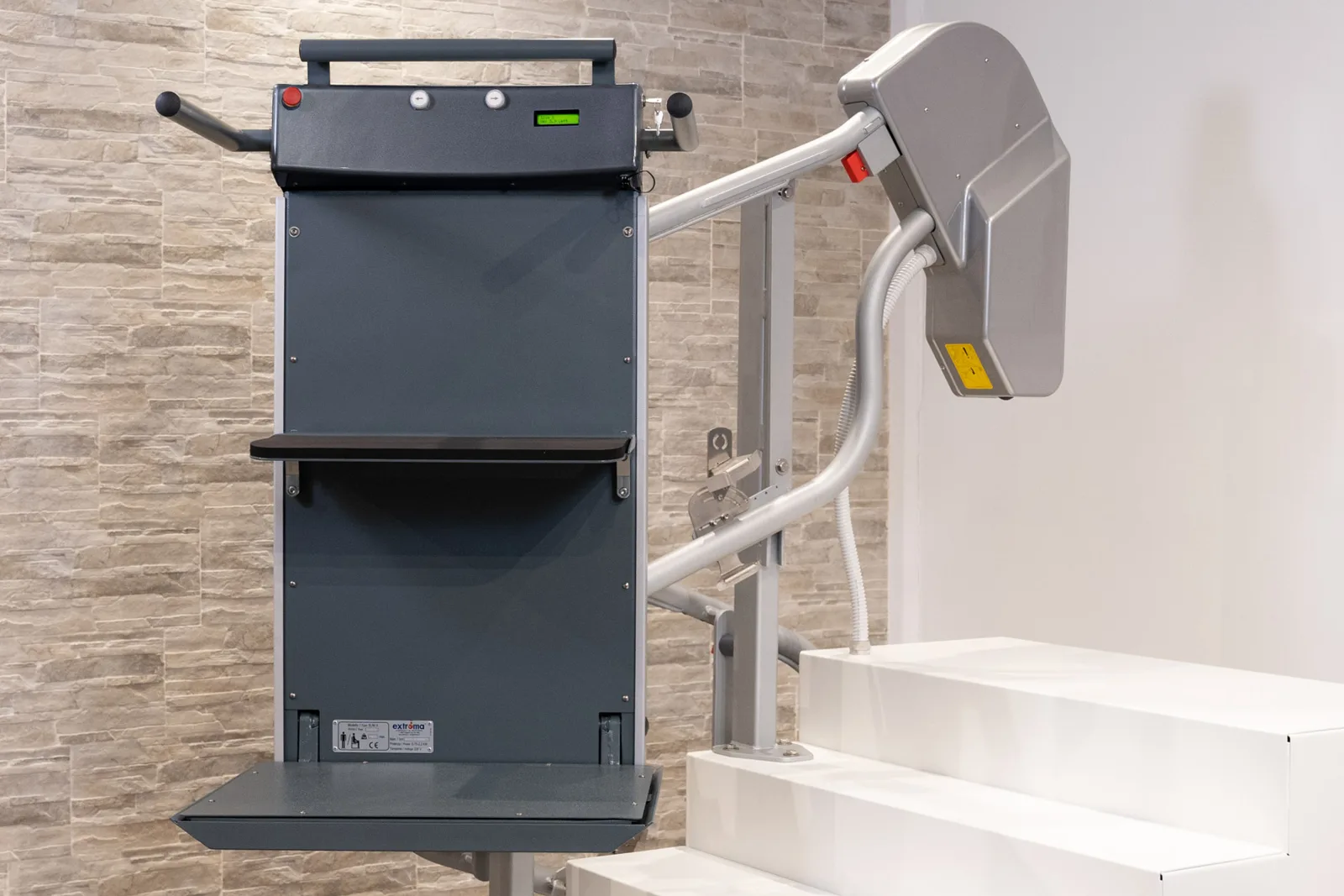 Plattformlift Slim X mit Stehplattform und Klappsitz