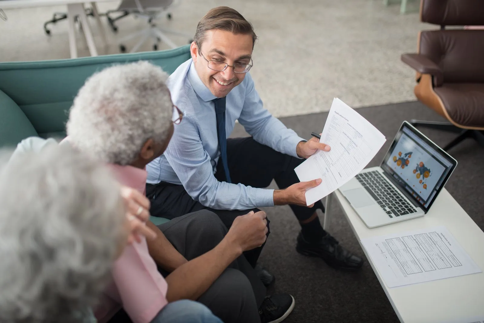 Beratungsgespräch mit Seniorin im Wohnzimmer