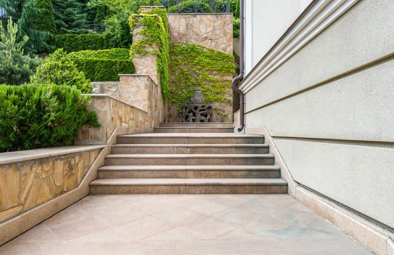 Hauseingang mit Garten und Stufen