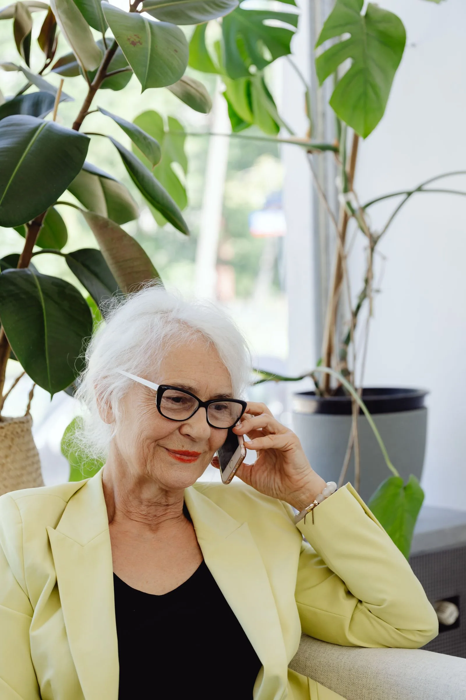 Seniorin bei der Telefonberatung zu Hause