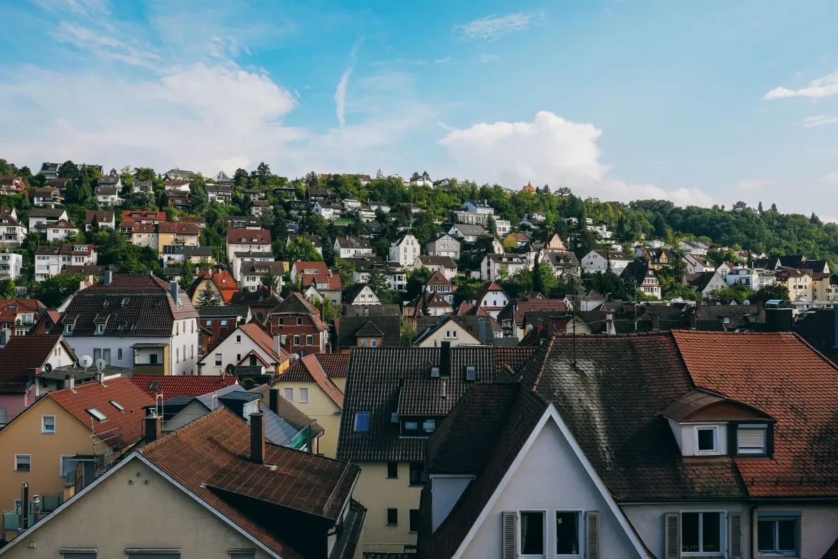 Ortschaft mit Häusern am Hang