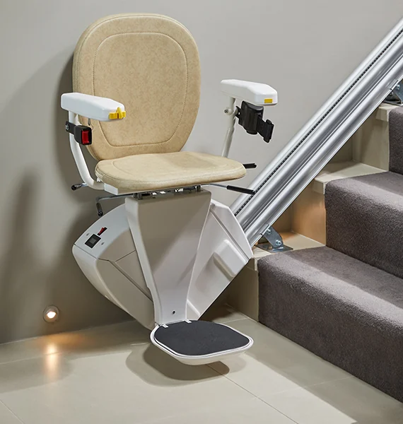 Treppenlift Synergy an gerader Treppe – mit cremefarbenem Polster und schlanker Schiene